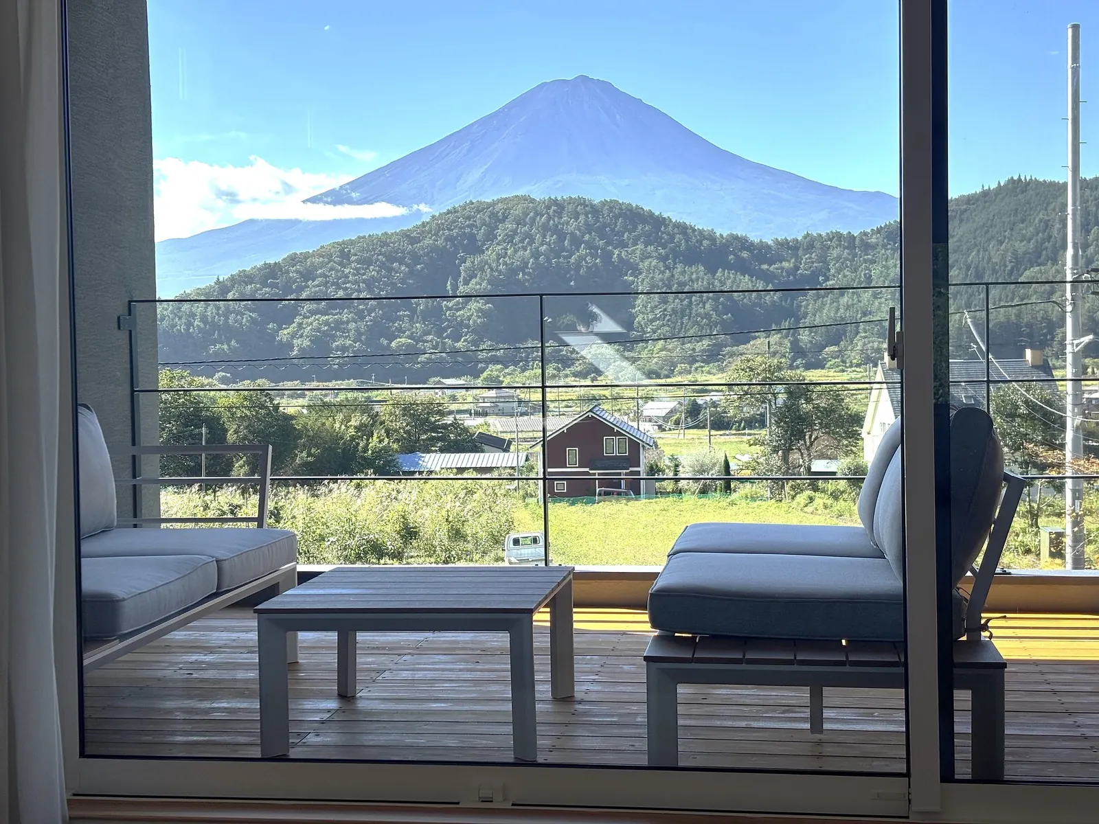 窓の向こうに、テラスと晴れわたる富士山