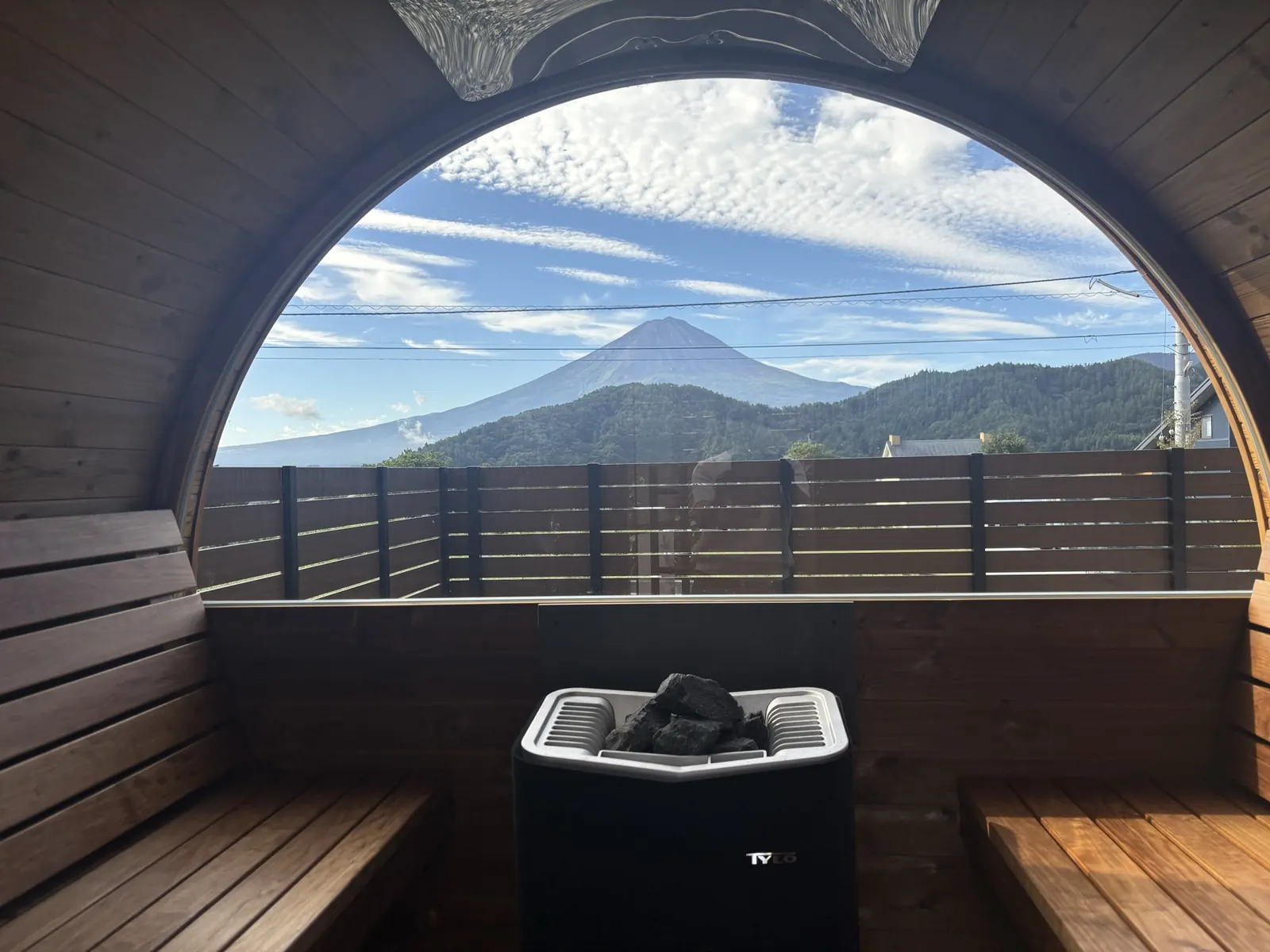 サウナの丸窓の正面に富士山