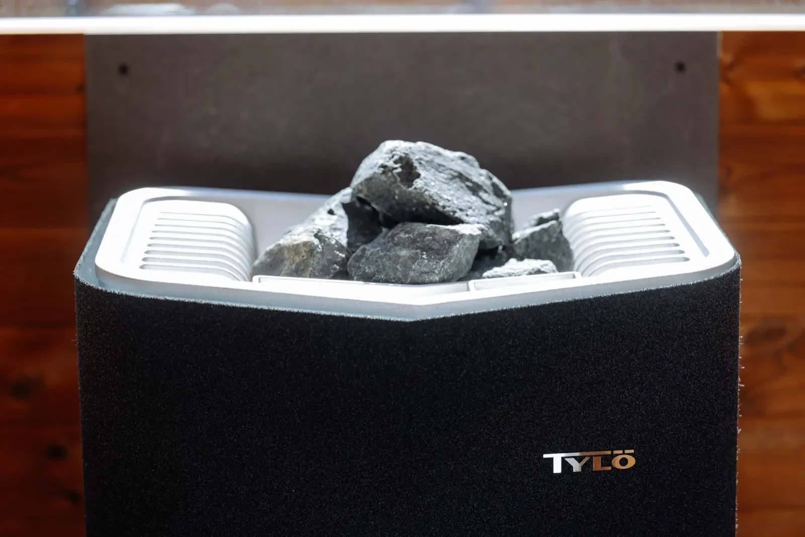 サウナストーンが積まれたTYLÖのストーブ
