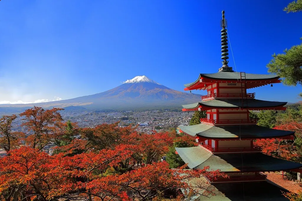 紅葉に彩られた新倉山浅間公園の五重塔(忠霊塔)と富士山