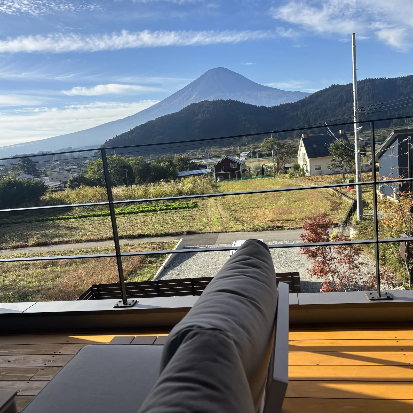 テラスのソファの先に富士山